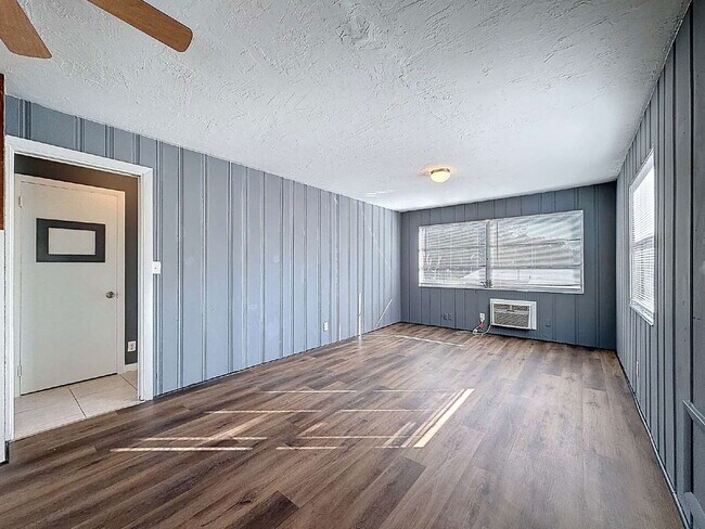 Building Photo - 652 East Harbor Dr S