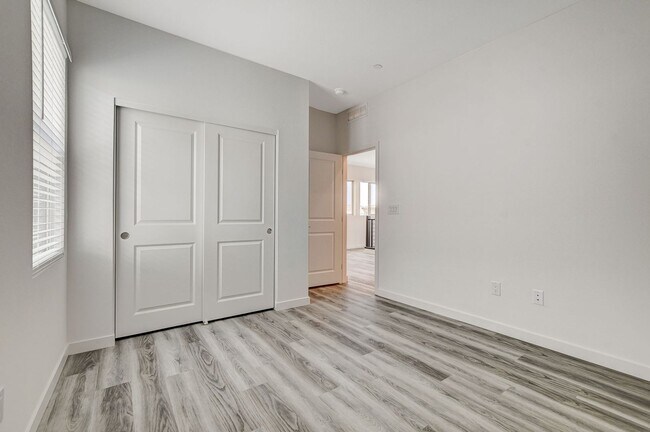 Building Photo - Spacious 3-Bed Summerlin Home with Den, Lo...
