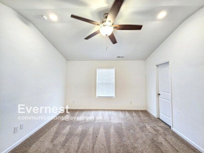 Building Photo - Spacious 3 Bed, 2.5 Bath Home with Attached Garage / Pet-Friendly / Vouchers Accepted / Available...