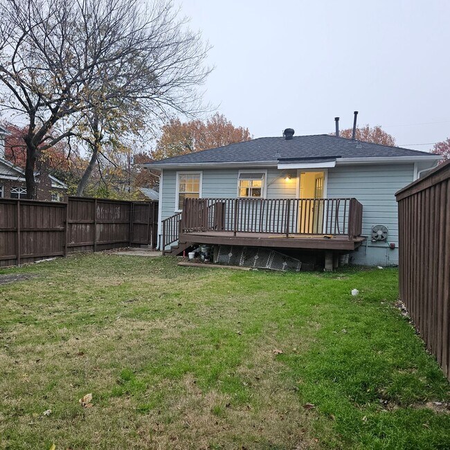 Building Photo - Bradley Duplex