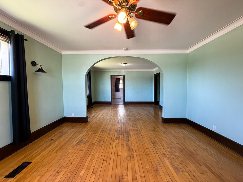 Building Photo - 657 Lake Ave