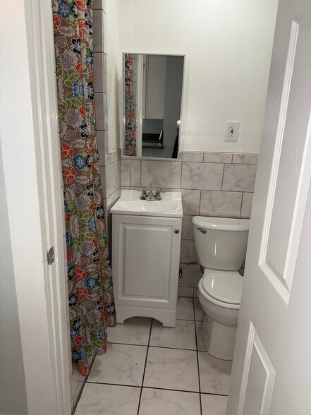 Building Photo - 2221 S Budlong Ave