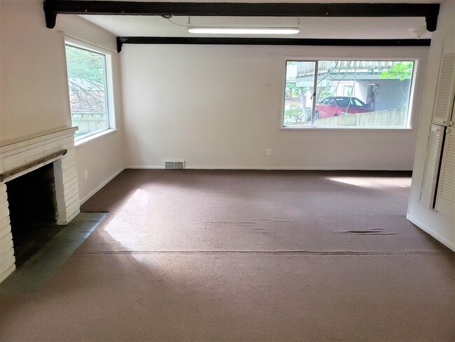 Building Photo - 1435 Bellevue Way SE