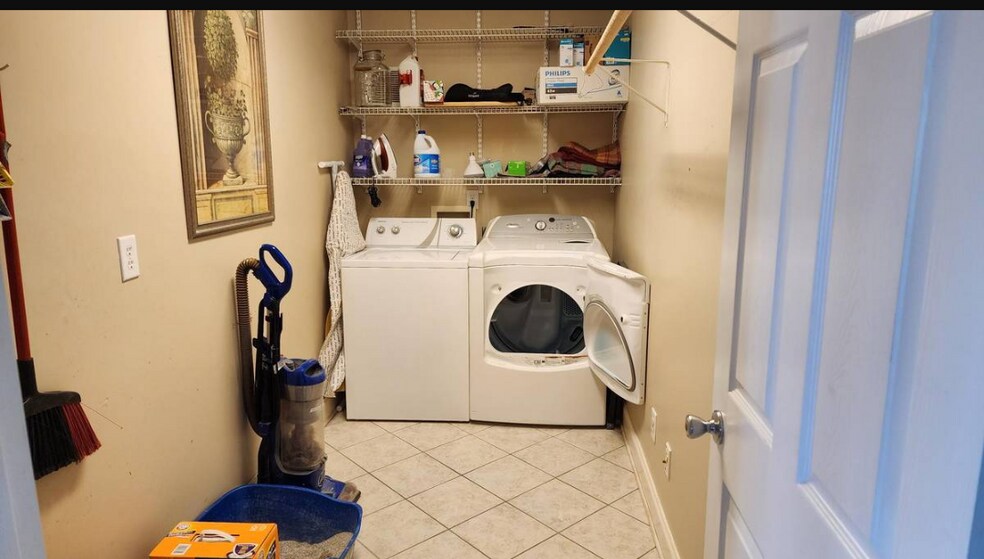 Common area laundry - 8310 Park Vista Cir