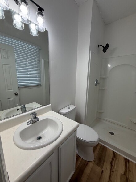 Building Photo - 815 Green Oaks St