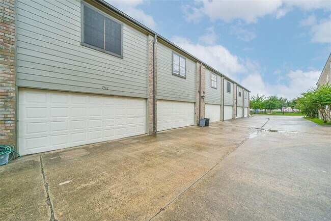 Building Photo - 9850 Pagewood Ln