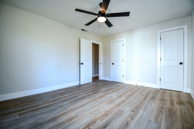 Building Photo - 4126 Sylvan Dr