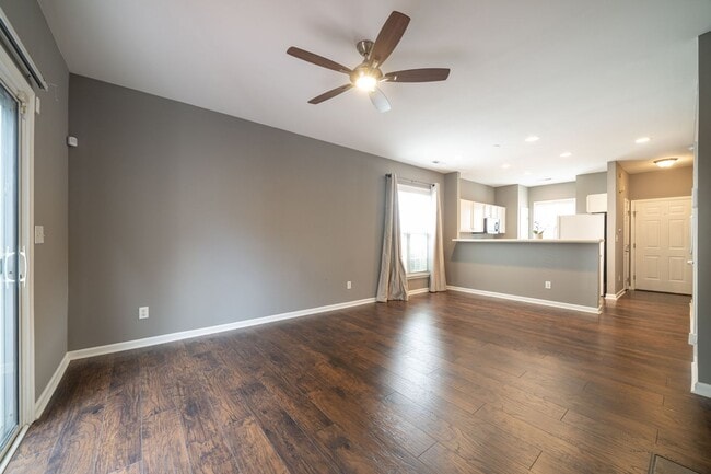 Building Photo - Fantastic 2 Bedroom, 1.5 Bath Townhome in ...