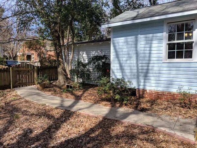 Building Photo - Chamberlain Cottage