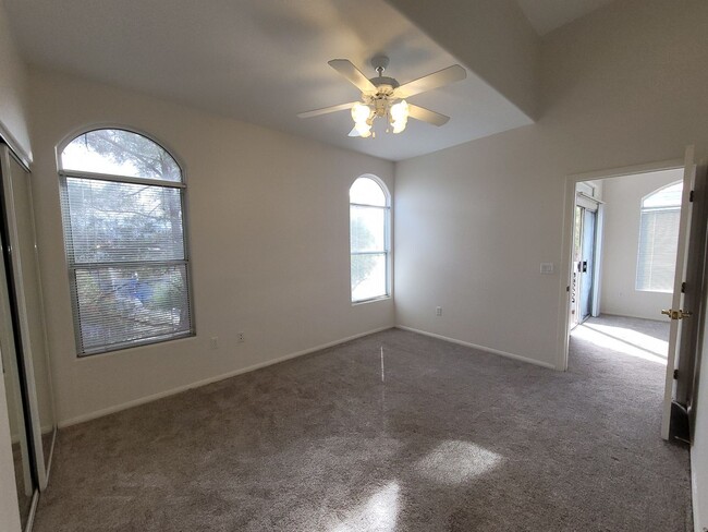 Building Photo - Gorgeous Henderson Condo with garage!