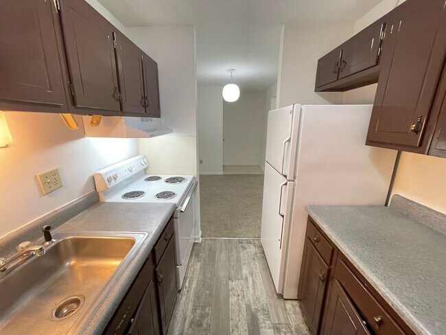 Building Photo - Perfectly located, quiet apartment complex just south of UNC, for graduate / med students - Inclu...