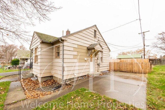 Building Photo - 427 E Pine St