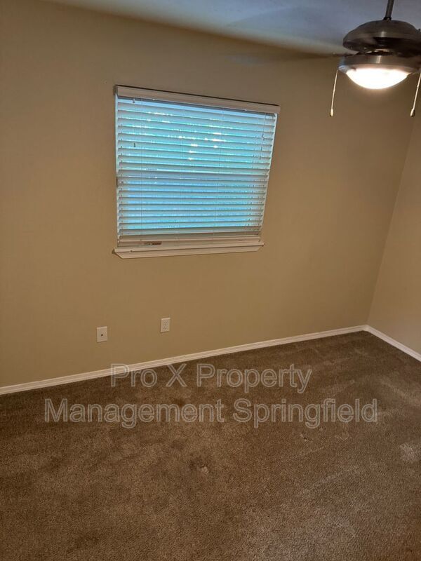 Building Photo - 1050 W Elm St