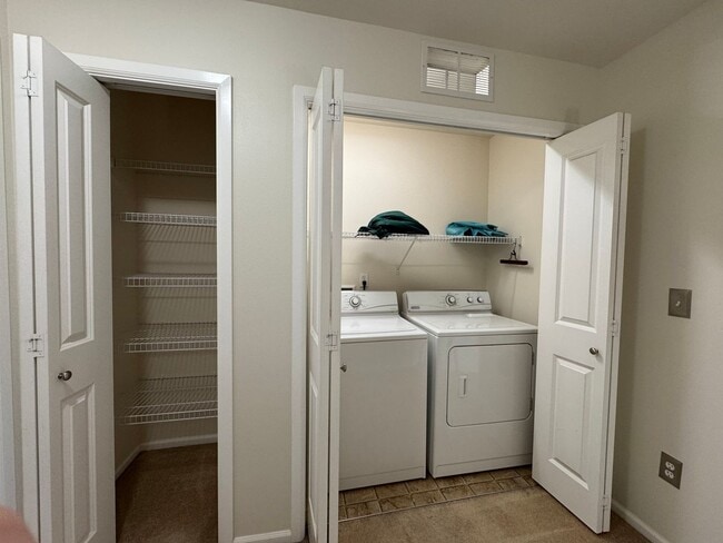 Building Photo - 2 Bed, 3 Bath in Cordata Neighborhood