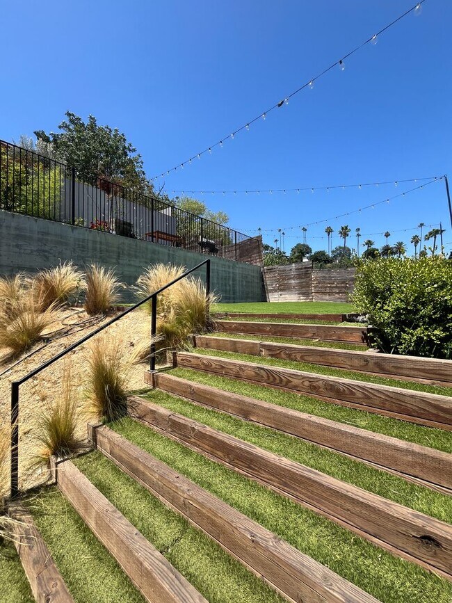 Building Photo - 4459 W Rose Hill Dr
