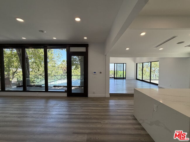 Building Photo - 3565 Multiview Dr