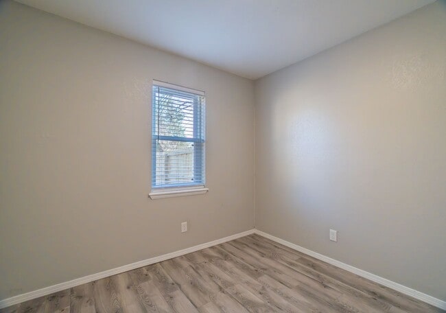 Building Photo - Beautiful 3 Bed, 2 Bath Home with a 2-Car ...