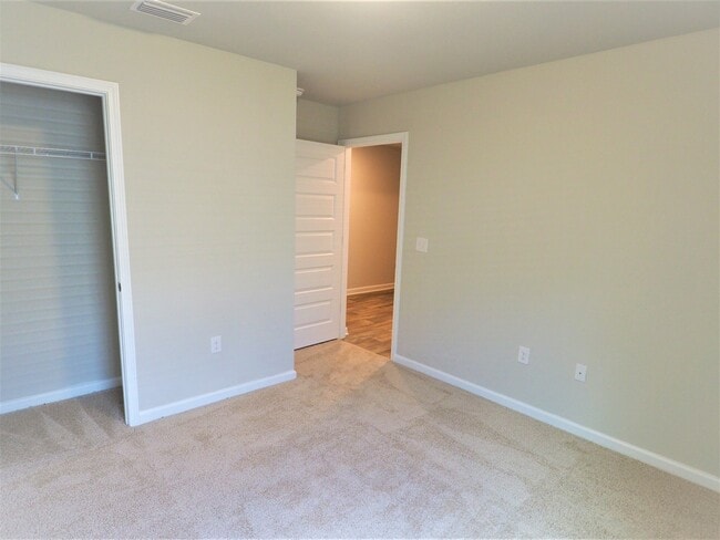 Building Photo - 4 Bedroom home with community pool!