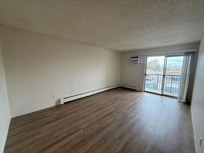 Building Photo - Nice 1 Bedroom 1 Bathroom Condo in Golden with Pool!! Available NOW!!