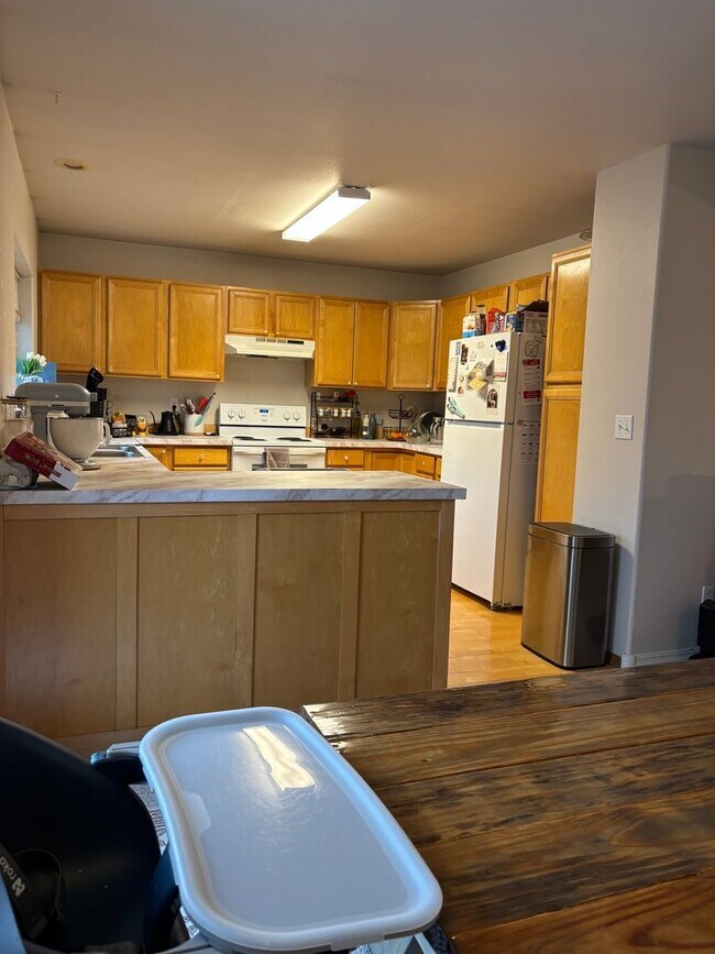 Building Photo - Beautiful house near walking trails and the hospital. Beautiful views of the Bridger Mountains