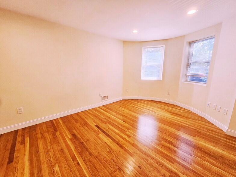 Building Photo - 1803 Beacon St