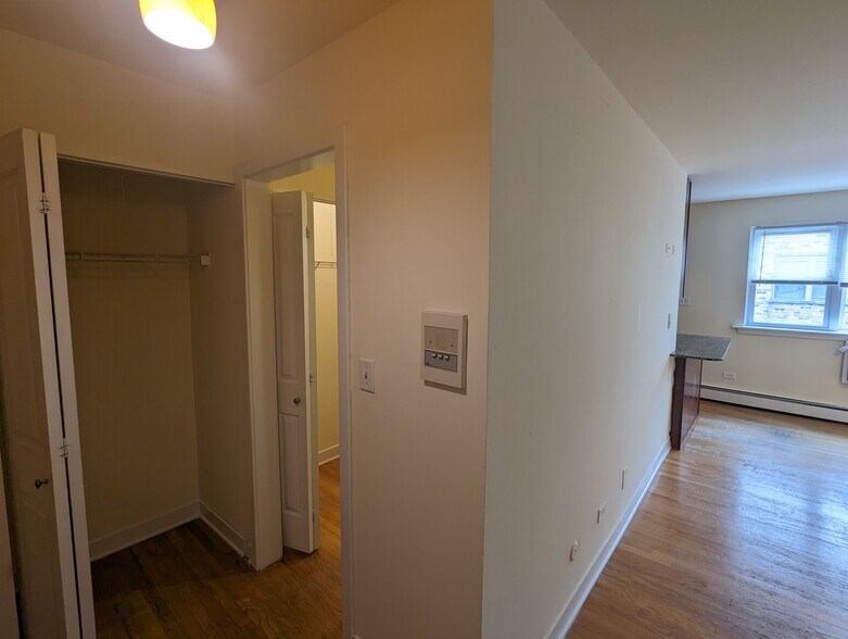 Building Photo - 630 W Wrightwood Ave
