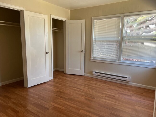Building Photo - Ready to Move-In (3bed/1 bath, one unit of...