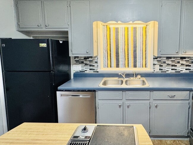 Building Photo - Inviting 3-Bedroom, 1.5-bath