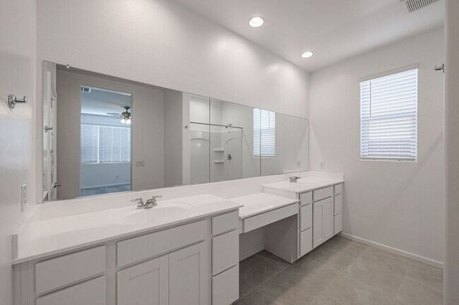 Building Photo - Alamar Living, 4 Bed, 3 Bath Rental!