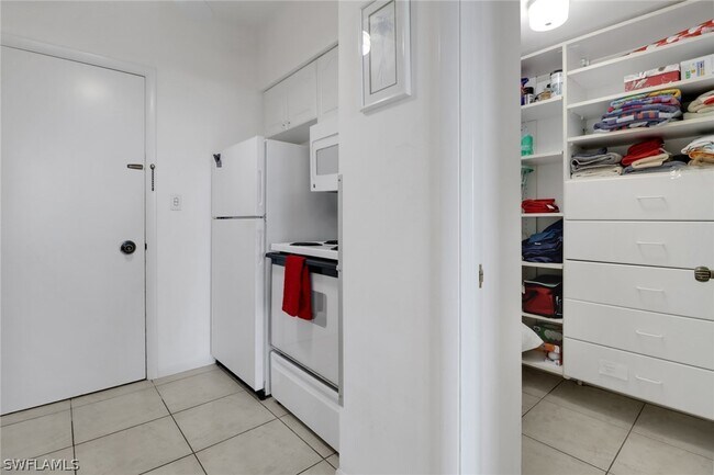 Building Photo - 220 Seaview Ct