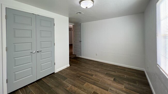 Building Photo - 8401 Azurewood Dr