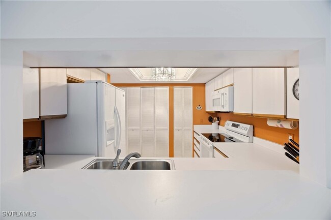 Building Photo - 4251 Lake Forest Dr