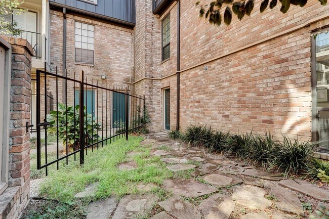 Building Photo - 2400 N Braeswood Blvd
