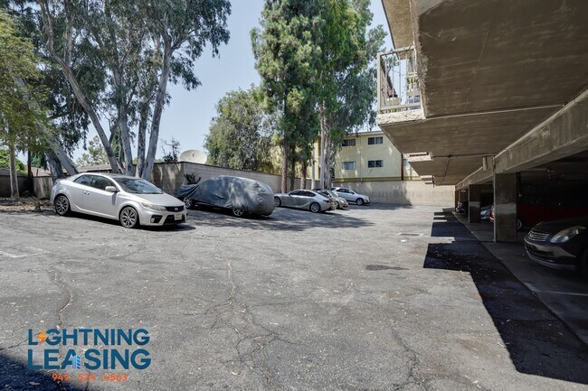 Building Photo - 6827 Whitsett Ave