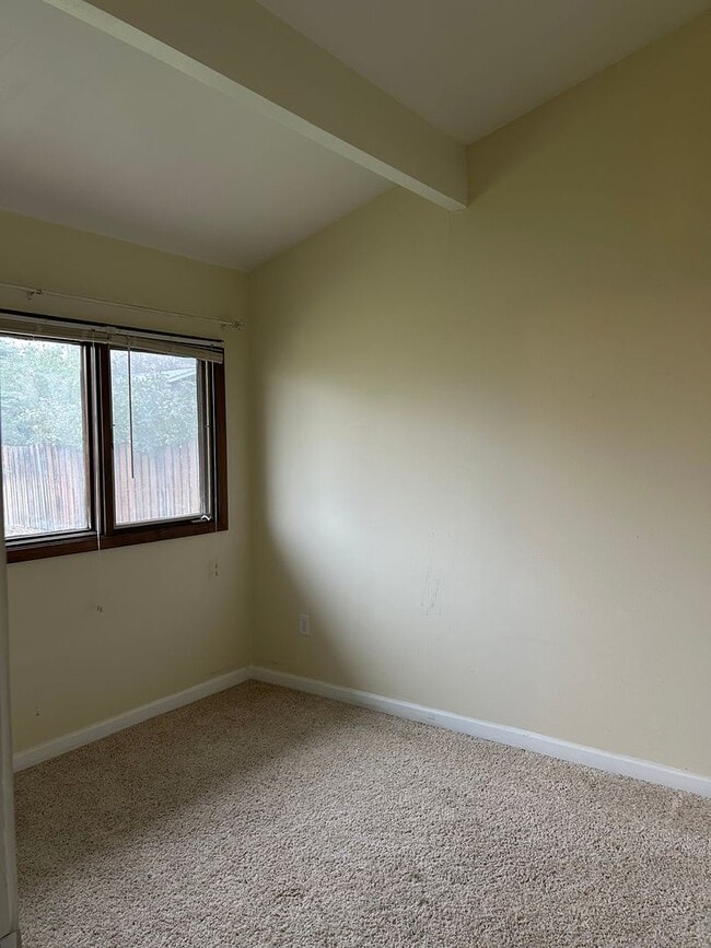 Building Photo - 3 Bedroom, 1.5 Bathroom House