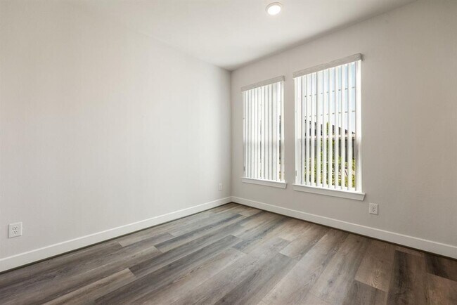 Building Photo - 20914 Kadefield Dr
