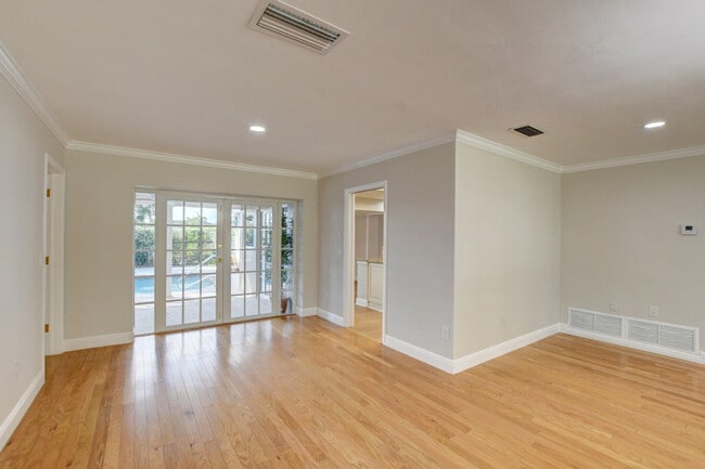 Building Photo - 1010 SW 1st St