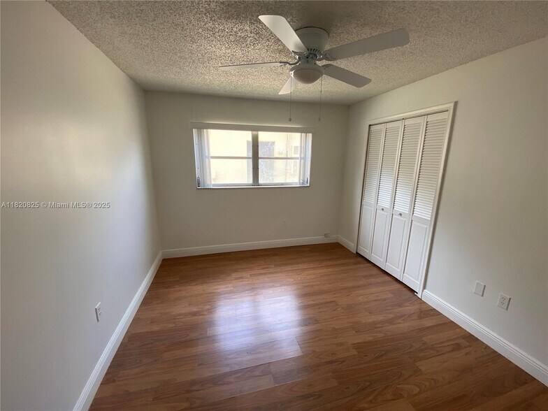 Building Photo - 8250 Southampton Dr