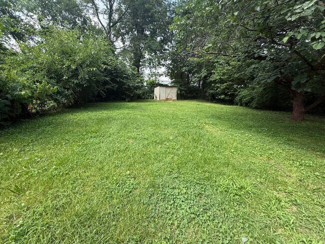 Building Photo - Cute 2 Bedroom 1 Bath with bonus room!