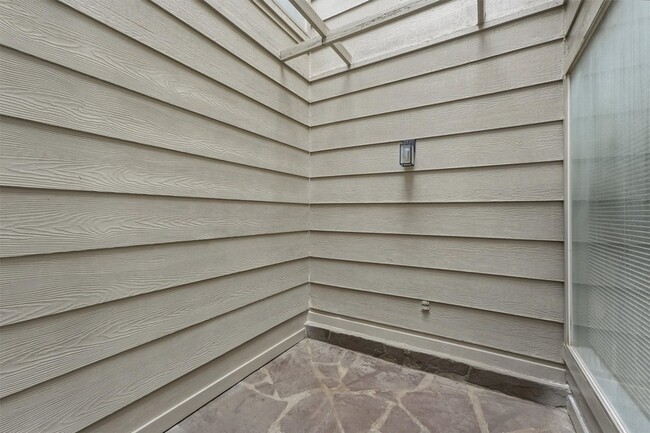 Building Photo - 8001 Rebawood Dr