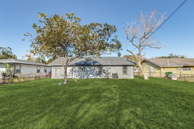 Building Photo - 6038 Glenhurst Dr