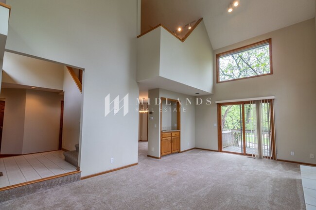 Building Photo - Stunning Rockbrook Townhome