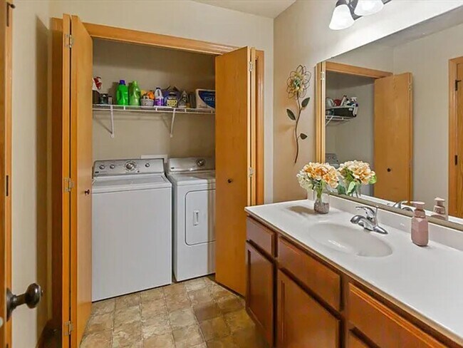 Building Photo - Coralville 4 Bedroom 4 Bath 3 Level Town H...