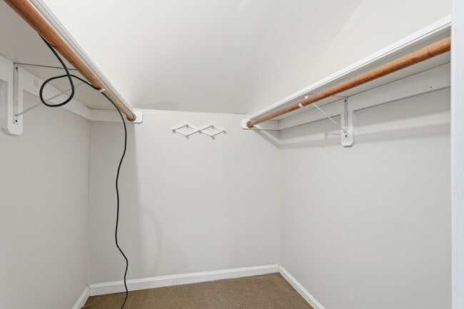 Building Photo - 1042B Margate Ct