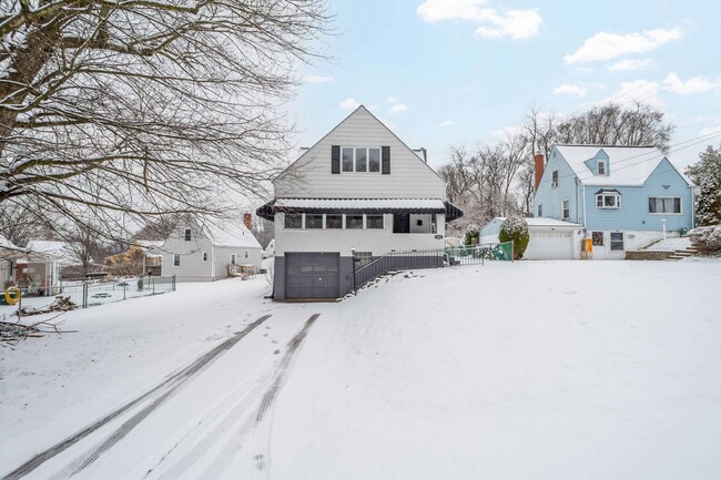 Building Photo - GORGEOUS 3 BEDROOM HOME IN DRAVOSBURG WITH...