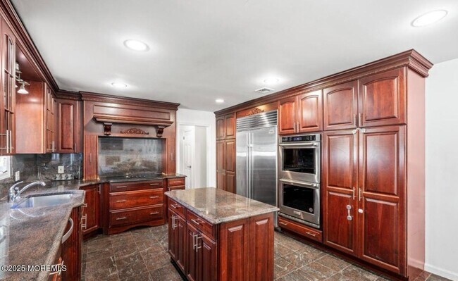 Building Photo - 16 Bridle Dr