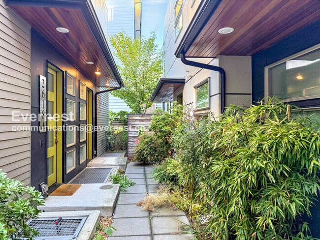 Building Photo - 2618 Eastlake Ave E