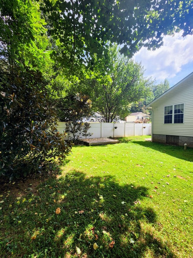 Building Photo - East Asheville Rental