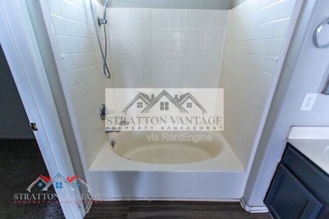 Building Photo - 2185 N Mosley Dr