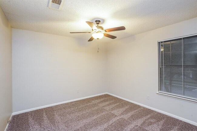 Building Photo - 8010 Goldengrove Dr
